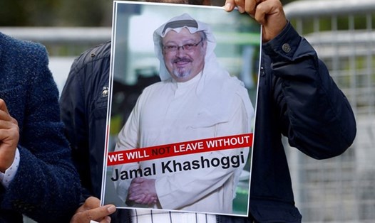 Người biểu tình cầm ảnh nhà báo Jamal Khashoggi trước lãnh sự quán Saudi Arabia ở Istanbul hôm 5.10. Ảnh: Reuters.