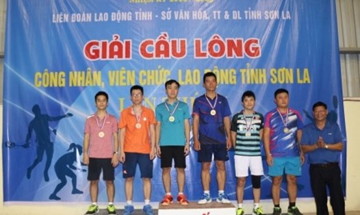 Ông Nguyễn Văn Vỵ - Trưởng Ban Tổ chức Tỉnh ủy Sơn La trao các giải nội dung đôi nam từ 18 - 35 tuổi cho các đôi vận động viên. Ảnh: Minh Hải