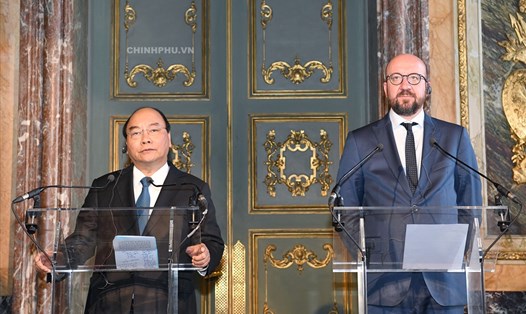 Thủ tướng Nguyễn Xuân Phúc và Thủ tướng Bỉ Charles Michel có cuộc họp báo chung. Ảnh: VGP. 