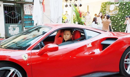 Tuấn Hưng và chiếc siêu xe Ferrari  14 tỉ. 