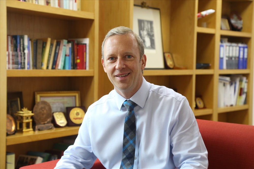 Đại sứ Anh Gareht Ward. Ảnh: ĐSQ Anh