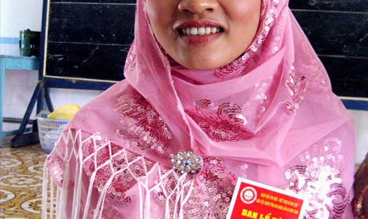 Cô gái Chăm với món bánh ngọt nổi danh. Ảnh: Lục Tùng