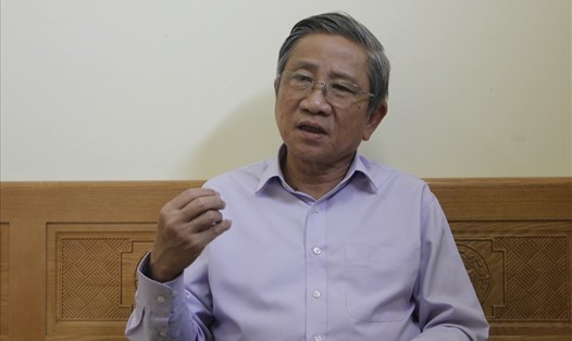 Giáo sư Nguyễn Minh Thuyết - Tổng chủ biên chương trình mới. Ảnh: Nguyễn Hà
