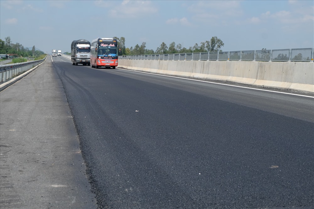 Những chỗ hư hỏng trên tuyến cao tốc Đà Nẵng - Quảng Ngãi đã được sửa chữa xong. Ảnh: Hoàng Vinh.