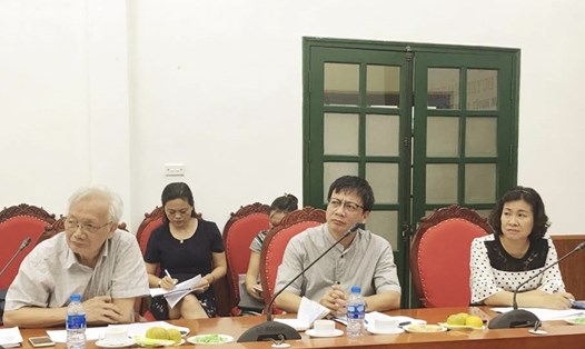 Ông Nguyễn Ngọc Ân (ngồi giữa) cùng Hội đồng chuyên môn xét Giải thưởng.