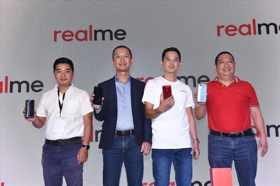 Realme chính thức giới thiệu sản phẩm tại Việt Nam với slogan "Hiệu năng đỉnh cao, đặc trưng phong cách". Realme chính thức giới thiệu sản phẩm tại Việt Nam với slogan "Hiệu năng đỉnh cao, đặc trưng phong cách".