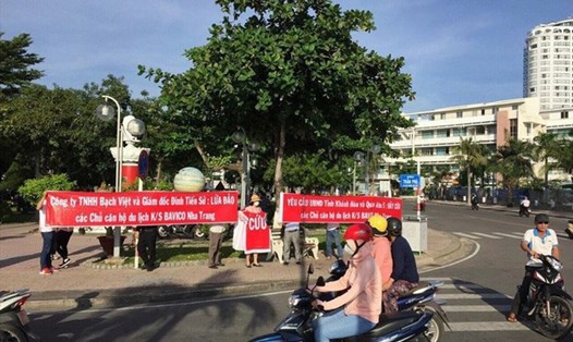 Các nhà đầu tư căn hộ du lịch tại khách sạn Bavico Nha Trang treo băng rôn "kêu cứu".