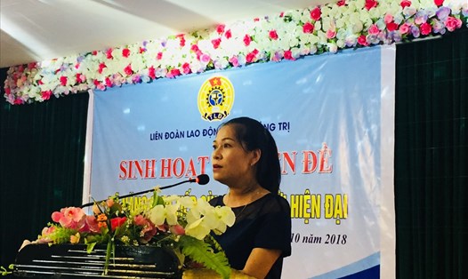 Đồng chí Nguyễn Thị Thu Hà - Phó Chủ tịch LĐLĐ tỉnh Quảng Trị phát biểu tại buổi sinh hoạt. Ảnh: HT.