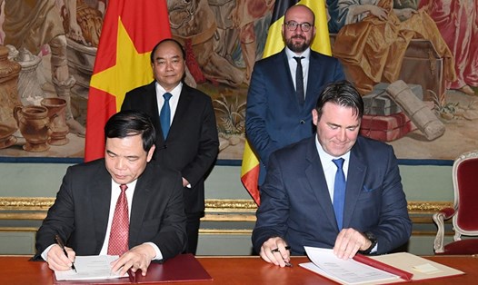 Thủ tướng Nguyễn Xuân Phúc và Thủ tướng Bỉ Charles Michel chứng kiến lãnh đạo Bộ Nông nghiệp hai nước ký thoả thuận đối tác chiến lược. Ảnh: VGP