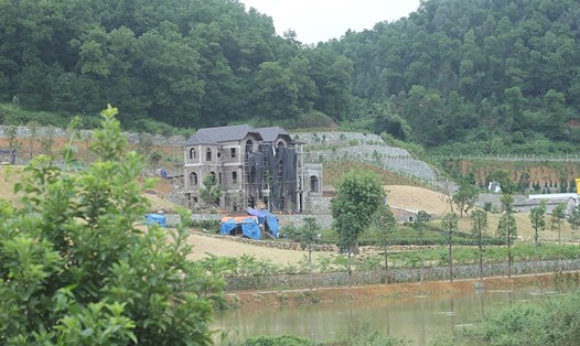Công trình xây dựng kiên cố ngay tại hồ Đồng Đò (xã Minh Trí, huyện Sóc Sơn). Ảnh: VƯƠNG TRẦN