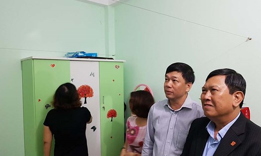 Ông Nguyễn Quốc Khánh - Phó Ban Tuyên giáo Thành ủy Hải Phòng (bên phải), ông Tống Văn Băng - Chủ tịch LĐLĐ thành phố đi thăm phòng trọ công nhân lao động. Ảnh: PV.