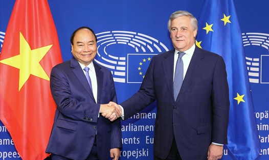 Thủ tướng Nguyễn Xuân Phúc hội kiến với Chủ tịch Nghị viện Châu Âu (EP) Antonio Tajani. Ảnh: VGP