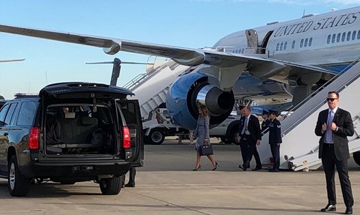 Bà Melania Trump chuyển máy bay sau sự cố bốc khói. Ảnh: Twitter
