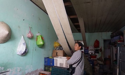 Căn nhà 22m2 của bà Lê Thị Thảo ở khu tạm cư Thủ Thiêm đã xuống cấp trầm trọng.  Ảnh: Thanh Nhàn - Lê Oanh.