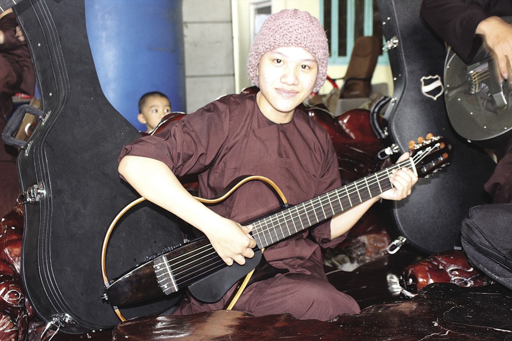 Ngoài hát hay, Huyền Trân còn chơi tốt đàn ghi ta.