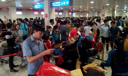 Hành khách làm thủ tục ở ga quốc nội sân bay Tân Sơn Nhất.  Ảnh: M.Q