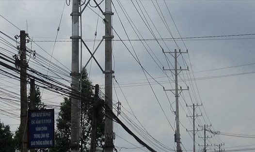 Đường dây điện trung thế trước cổng Trường THCS An Lục Long bị đứt đã gây ra tai nạn thương tâm.