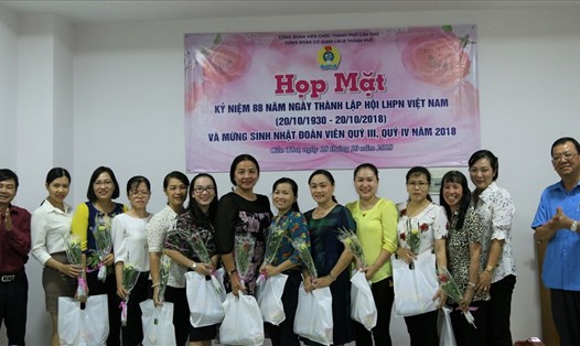 Lãnh đạo LĐLĐ TP.Cần Thơ tặng hoa và quà từ Nestlé Việt Nam cho các nữ đoàn viên, CNVCLĐ. Ảnh: BT