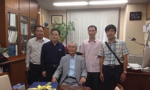 Thầy Tasuku (ngồi) và hai học trò hiện đang làm việc tại ĐH Y Hà Nội - GS Tạ Thành Văn (đứng cạnh bên trái ảnh), PGS Trần Huy Thịnh (đứng cạnh bên phải ảnh). 