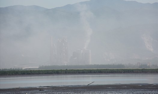 Nhà máy ximăng Hạ Long trong một lần gây bụi mịt mù, ngày 24.7.2016. Ảnh: CTV