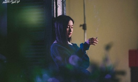 Hình ảnh Jun Vũ dùng thuốc lá trong phim "Tháng năm rực rỡ". 