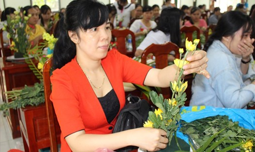 Phụ nữ xứ Dừa học cắm hoa làm đẹp cho đời.