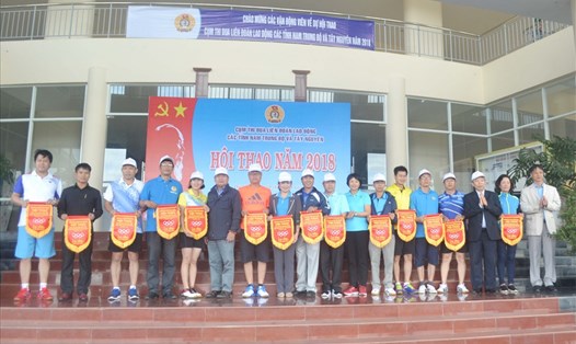 Ban tổ chức tặng cờ lưu niệm cho các đội tham gia thi đấu.