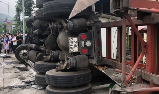 Xe container bị lật sáng nay (19.10) tại dốc cua "tử thần" Quang Hanh. Ảnh: CTV