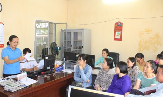 Người lao động tìm đến Trung tâm tư vấn pháp luật để được hỗ trợ sau khi bị điều chuyển đi làm ở Gia Lai, Tây Ninh.