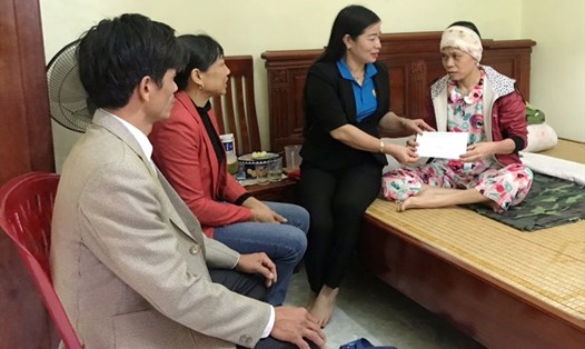 Đại diện lãnh đạo LĐLĐ huyện Yên Khánh thăm, tặng quà cho nữ đoàn viên công đoàn bị ốm đau, bệnh tật. Ảnh: NT