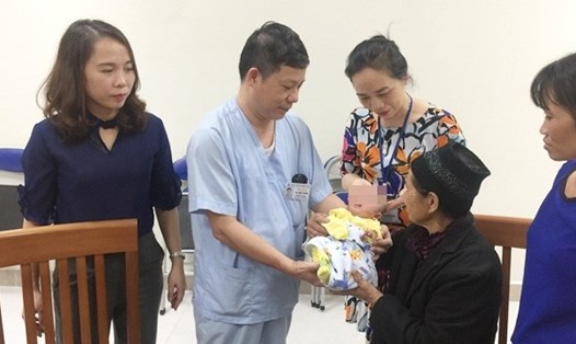 TS.BS Tạ Anh Tuấn – Trưởng khoa Điều trị tích cực và Ths Dương Thị Minh Thu – Trưởng phòng Công tác xã hội của bệnh viện bàn giao lại cháu cho gia đình 