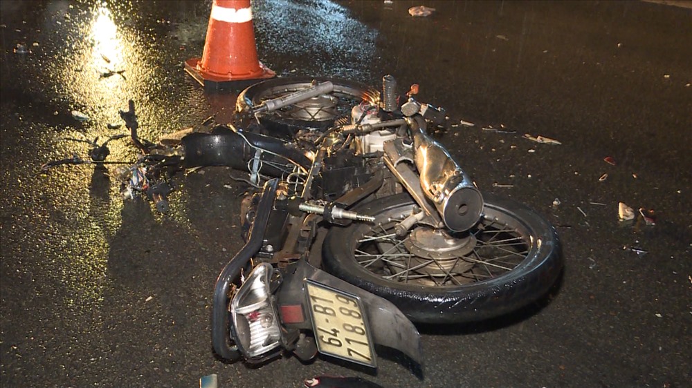 Chiếc xe máy của anh Khanh bị biến dạng nghiêm trọng. Ảnh: PV