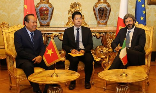 Phó Thủ tướng Thường trực Chính phủ Trương Hòa Bình (bên trái) làm việc với Chủ tịch Hạ viện Italia Roberto Fico. Ảnh: VGP
