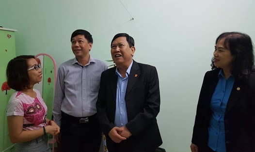 Ông Nguyễn Quốc Khánh - Phó Ban Tuyên giáo Thành ủy Hải Phòng (bên phải) và ông Tống Văn Băng - Chủ tịch LĐLĐ TP. Hải Phòng đi thăm một số phòng trọ của công nhân. Ảnh: PV