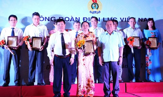 Chị Lê Thị Hát nhận biểu trưng và hoa tại lễ biểu dương cán bộ công đoàn tiêu biểu giai đoạn 2013-2017 của Công đoàn Điện lực Việt Nam năm 2017. Ảnh: Đ.L