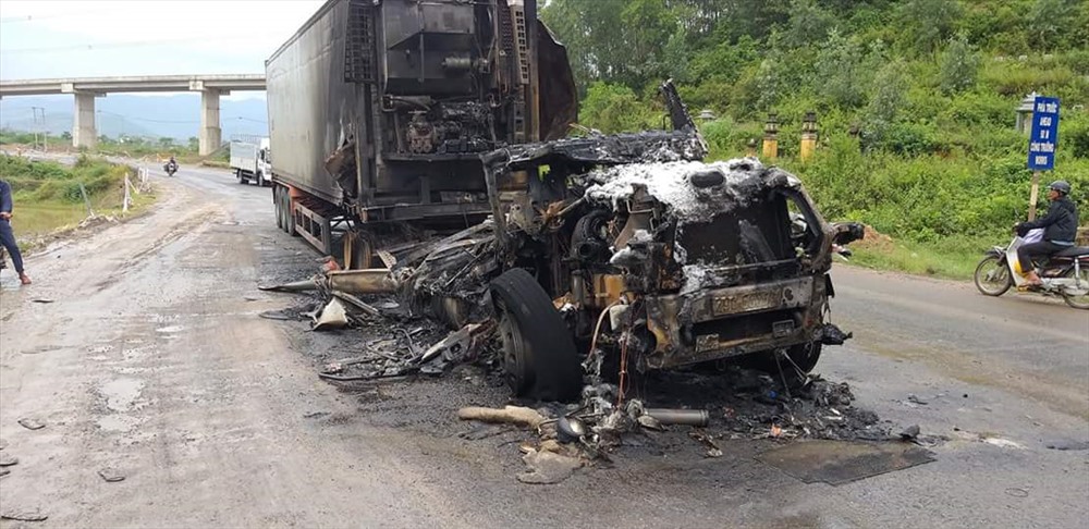 Phần đầu của chiếc xe đầu kéo bị thiêu rụi hoàn toàn. 