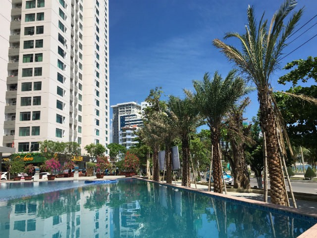 Nhìn từ trên cao của Mường Thanh Viễn Triều, người dân có thể tận hưởng không khí trong lành và cảnh đẹp của biển (Ảnh: Công Tâm)