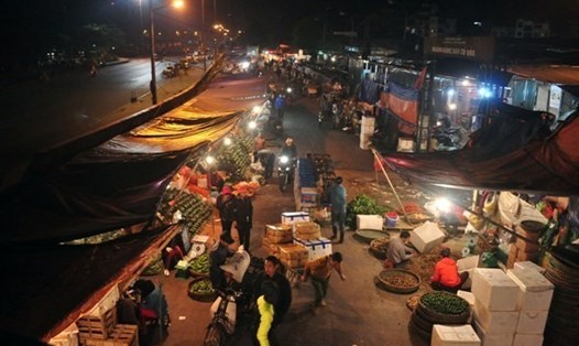 Chợ Long Biên được xem là chợ nông sản lớn nhất Hà Nội.
