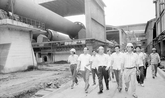 Chủ tịch Hội đồng Bộ trưởng Đỗ Mười thăm nhà máy xi măng Hải Phòng, ngày 25.3.1991. Ảnh: TTXVN