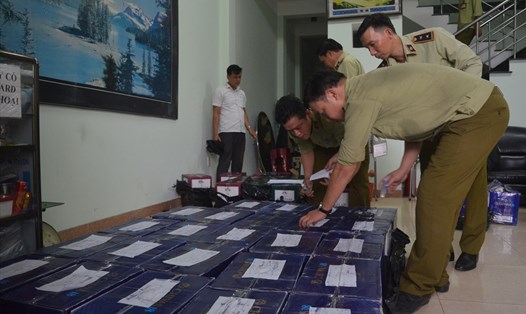 Hàng trăm chai rượu không có hóa đơn chứng từ bị lực lượng QLTT Đà Nẵng bắt giữ. 