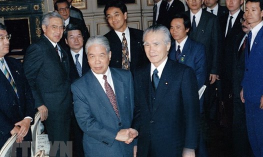 Thủ tướng Nhật Bản Tomiichi Murayama và Tổng Bí thư Đỗ Mười trong khuôn khổ chuyến thăm chính thức Nhật Bản từ 18 - 19.4.1995. Ảnh: TTXVN