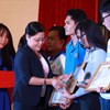 Bác sĩ Trần Thị Như Tố - Giám đốc Trung tâm Hiến máu nhân đạo TPHCM trao  bằng khen cho các cá nhân sinh viên có thành tích tốt trong phong trào hiến máu tình nguyện. Ảnh: MP
