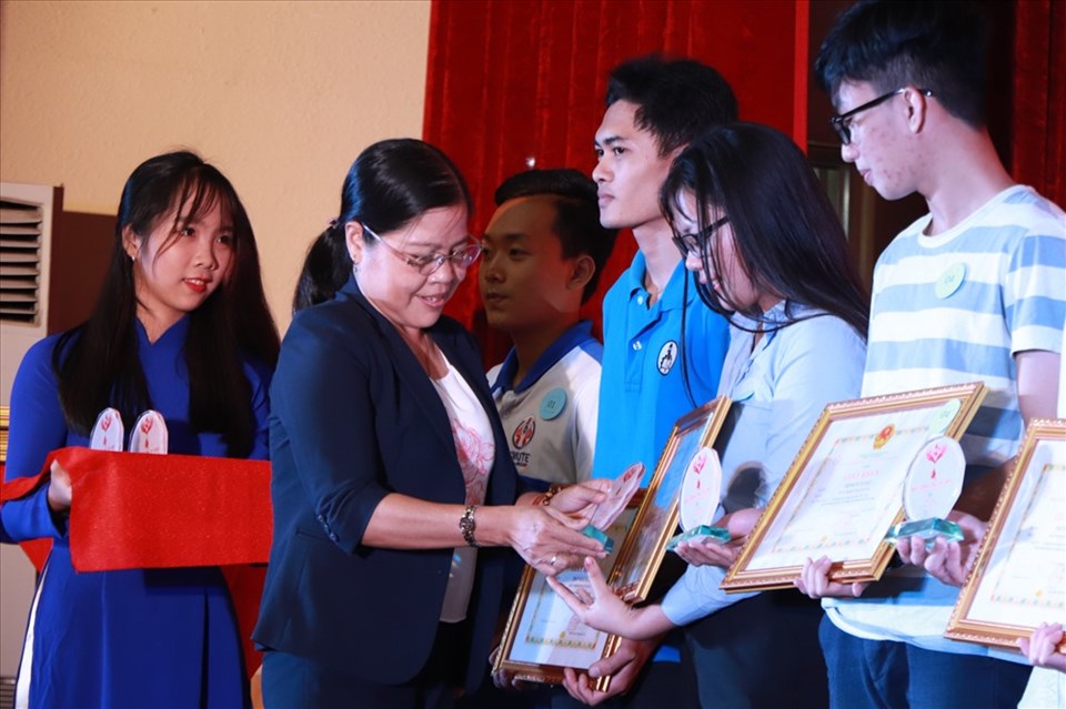 Bác sĩ Trần Thị Như Tố - Giám đốc Trung tâm Hiến máu nhân đạo TPHCM trao  bằng khen cho các cá nhân sinh viên có thành tích tốt trong phong trào hiến máu tình nguyện. Ảnh: MP