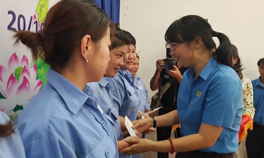 Bà Trần Thị Diệu Thúy - Chủ tịch LĐLĐ TPHCM tặng quà, chúc mừng các chị em