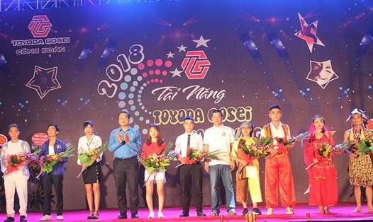 Lãnh đạo LĐLĐ TP.Hải Phòng cùng lãnh đạo công ty tặng hoa cho đại diện các đội tham gia dự thi. Ảnh: PV.