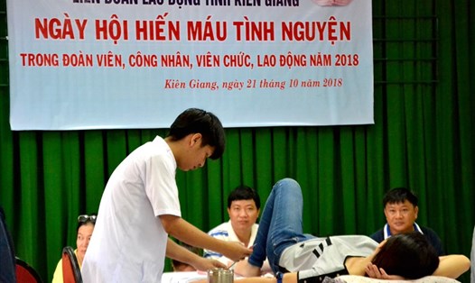 Ngày hội hiến máu tình nguyện do LĐLĐ Kiên Giang tổ chức vào sáng 21.1.0.2018. Ảnh: Lục Tùng