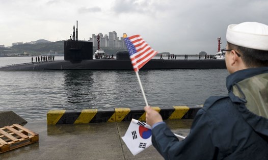 Tàu ngầm hạt nhân Michigan của Mỹ cập cảng Busan, Hàn Quốc. Ảnh: AP