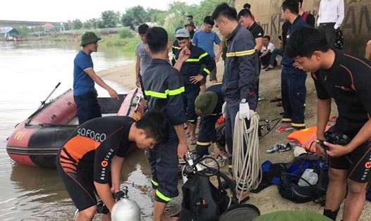 Hàng chục chiến sĩ Cảnh sát PCCC và cứu nạn cứu hộ Thanh Hóa được huy động tìm kiếm nạn nhân.