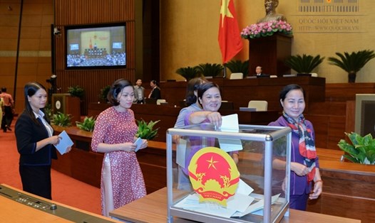 Các đại biểu bỏ phiếu phê chuẩn việc miễn nhiệm chức vụ Bộ trưởng Bộ GTVT đối với ông Trương Quang Nghĩa và Tổng Thanh tra Chính phủ đối với ông Phan Văn Sáu tại kỳ họp thứ 4, QH khóa XIV. (Ảnh: QH)