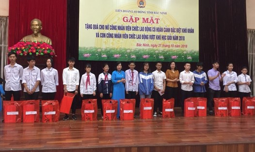 Đồng chí Nguyễn Thị Vân Hà, Chủ tịch LĐLĐ tỉnh Bắc Ninh trao quà tới con CNVCLĐ vượt khó học giỏi năm học 2017- 2018. 